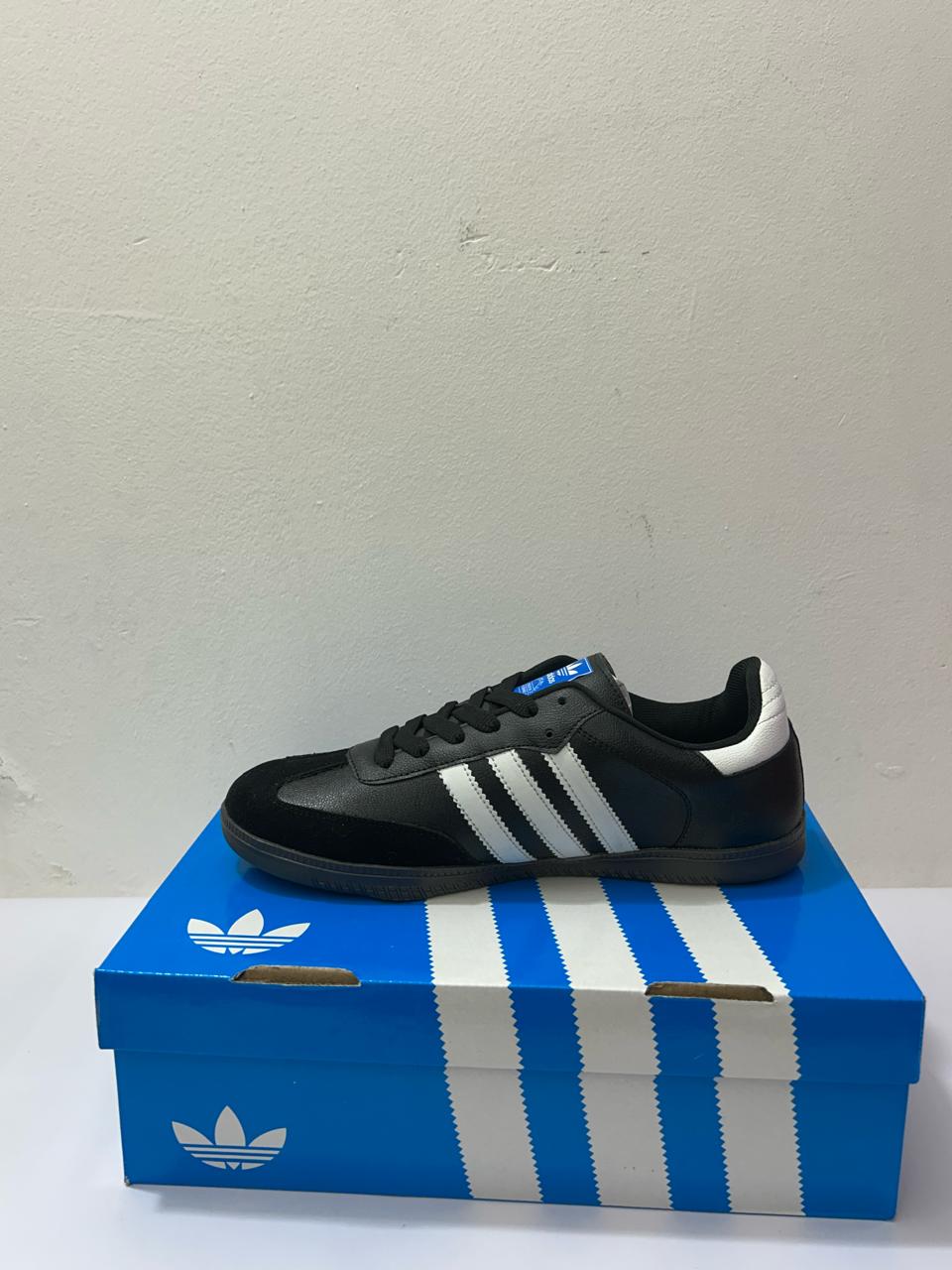 Adidas Samba Classic – White & Green Retro Soccer-Inspired Sneakers